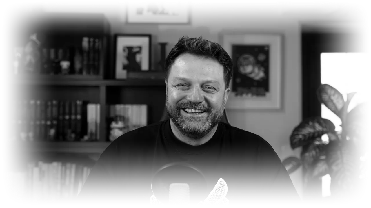Davy Lheureux face caméra dans son studio, podcast RAF